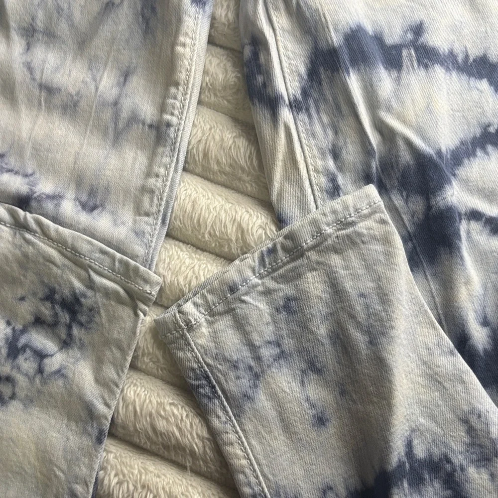 MOTHER Tie-Dye Skinny Jeans in Blue and White - Picture 3 of 7